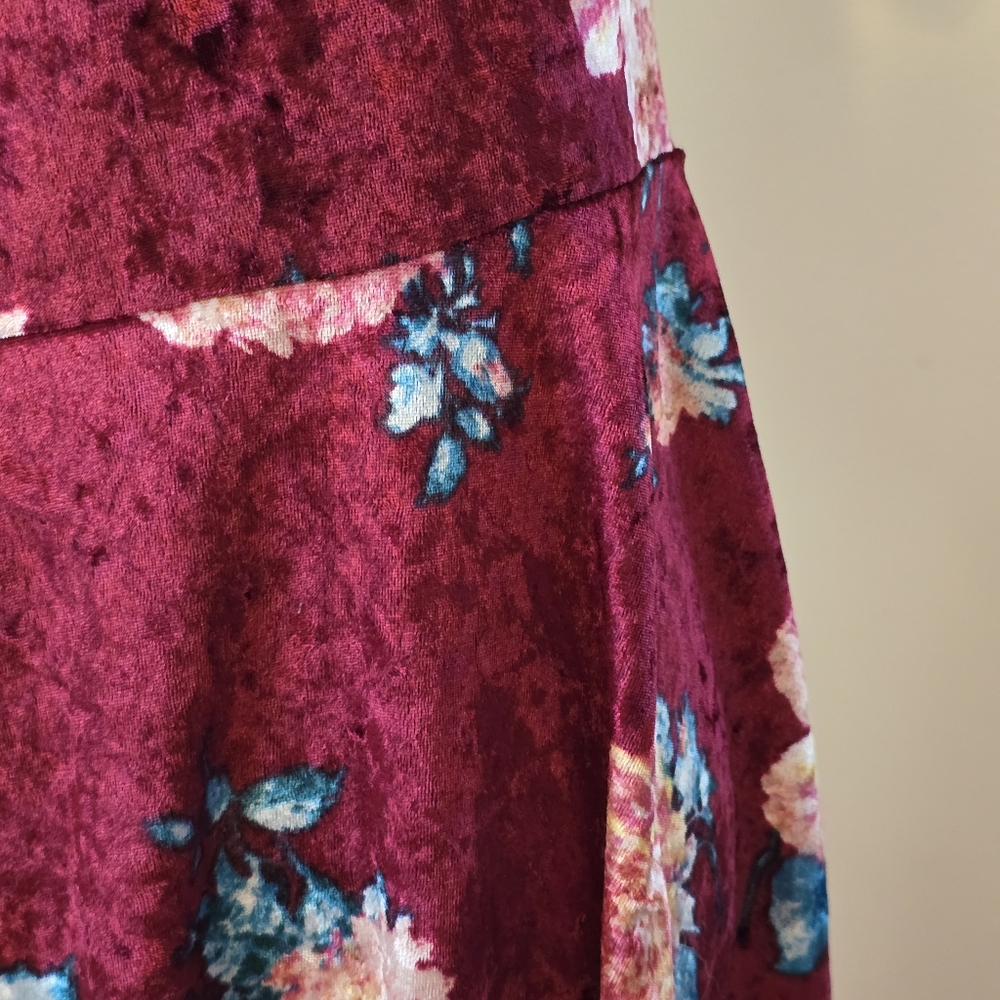 Blue Leopard Women's 1X Red Floral Velvet Midi Dress - Picture 6 of 8